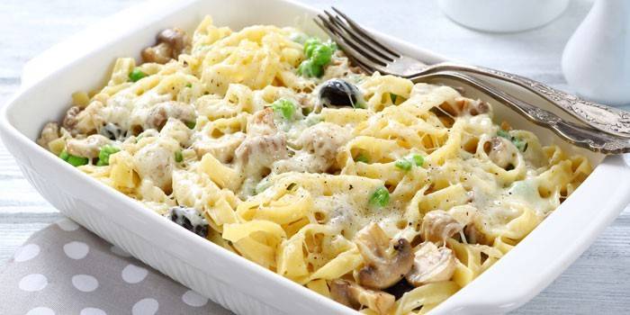 Macarrão cozido com cogumelos e azeitonas com queijo