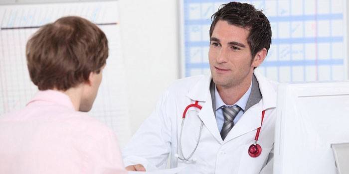 Doctor en la oficina del doctor