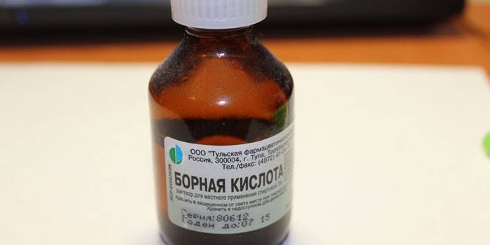 Acid boric într-un borcan