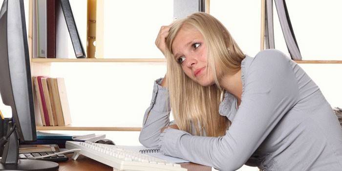 Menina sentada no computador