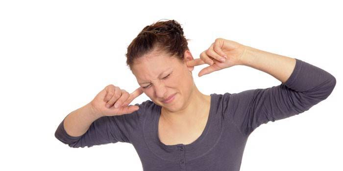Das Mädchen hat einen Tinnitus