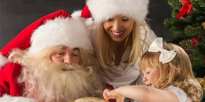 Menina com Papai Noel e a donzela de neve