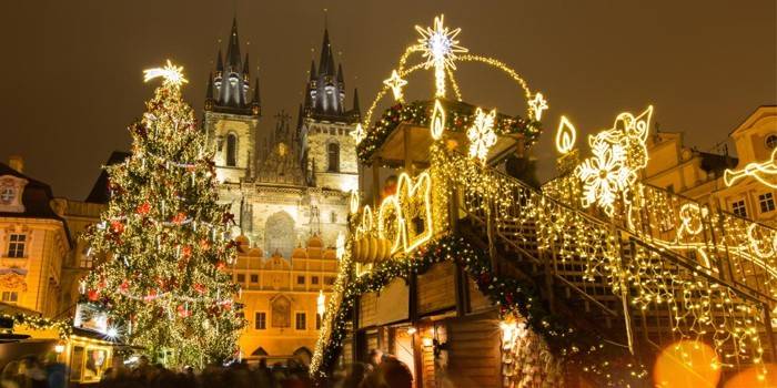 A praça principal de Praga na decoração de ano novo