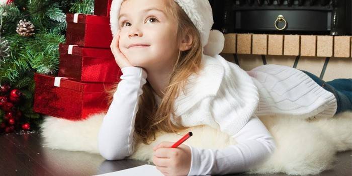 Menina escreve uma carta para o Papai Noel