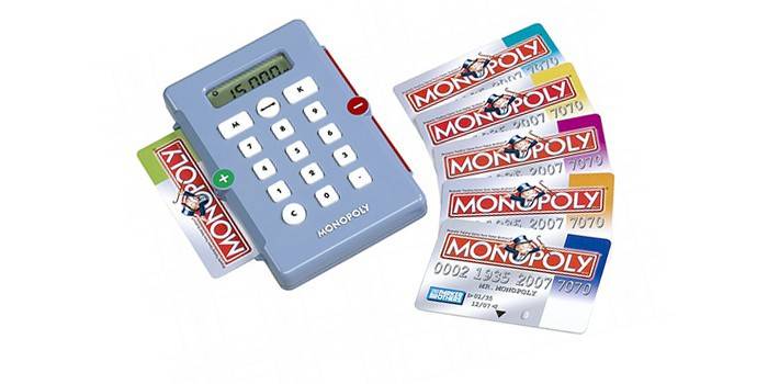Ang terminal ng pagbabayad sa laro Monopoli at mga kard ng bangko