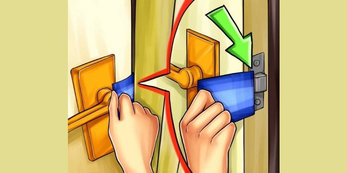 Abrindo uma porta com um cartão de plástico