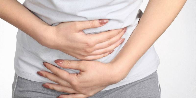 Frau hält Bauch