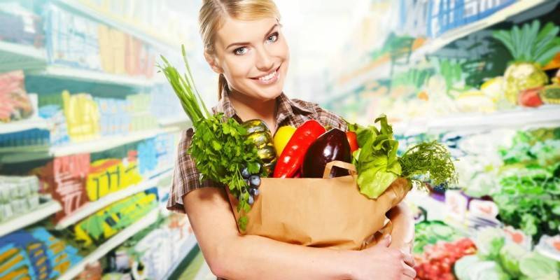 Fille avec épicerie