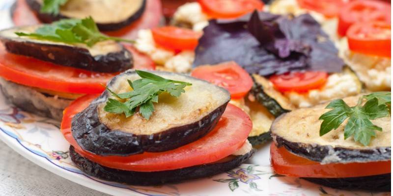 Azul con tomates y hierbas.