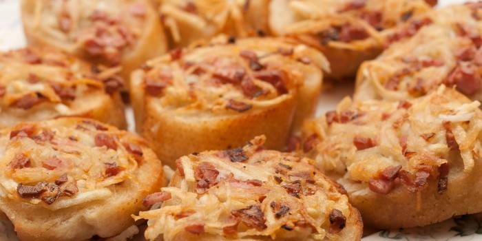 Croûtons au fromage et à la saucisse