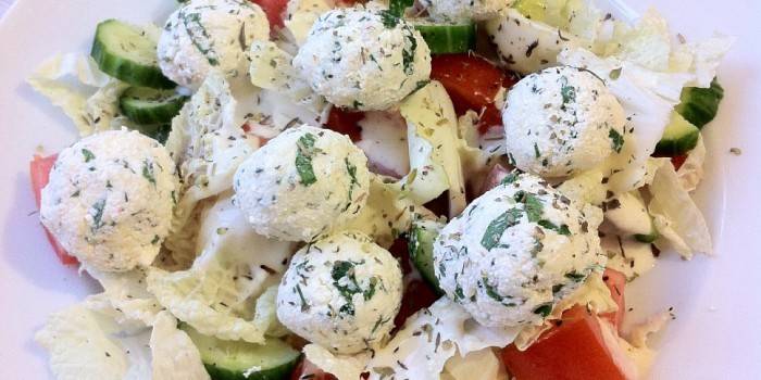 Salat med grønnsaker og cottage cheese