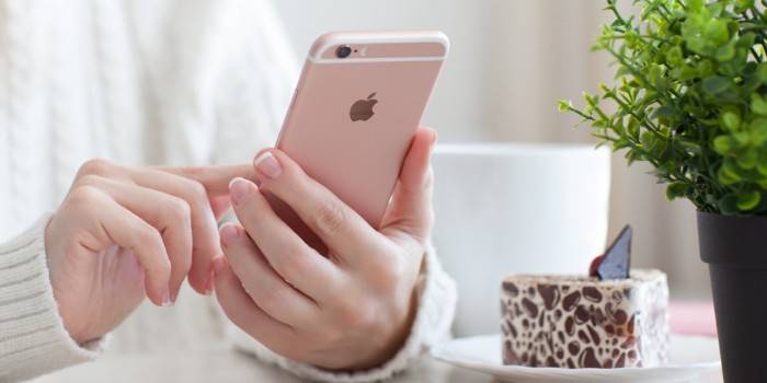 Fille avec un iPhone