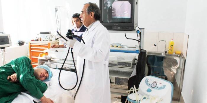 Pacientul și medicii înainte de colonoscopie