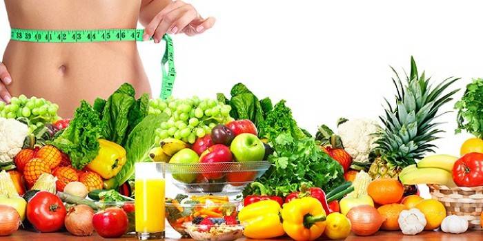 Lieknėjimo produktai ir liekna mergina su centimetru