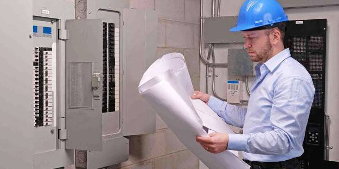 Architecte avec un projet entre ses mains
