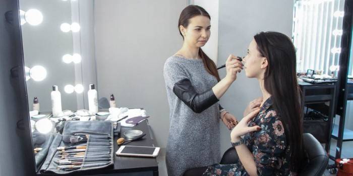 Maquilleuse avec client