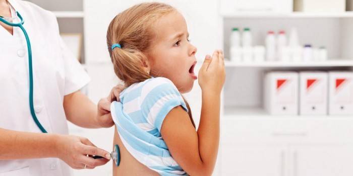 Fata care tuse la programarea medicului