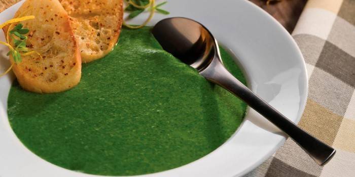 Grüne Cremesuppe mit Croutons