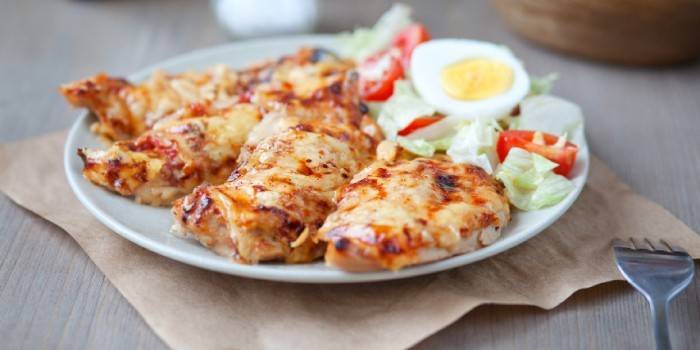 Filé de Frango com Queijo e Salada