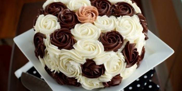 Torta al formaggio al cioccolato che decora