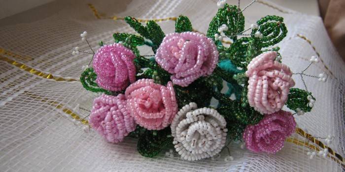 Petites roses perlées