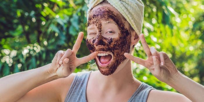 Usando il caffè per il viso