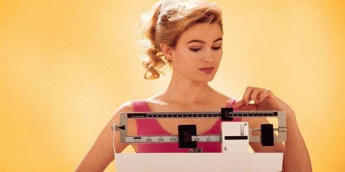 Fille sur la balance