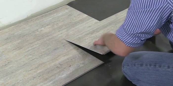 Uomo posa laminato in vinile con serratura