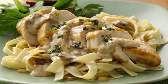Krema soslu tavuk göğsü ile Tagliatelle