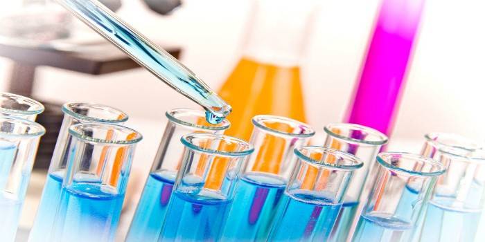 Provette con farmaci e pipetta