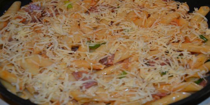 Penne jambon ve bir tavada peynir ile