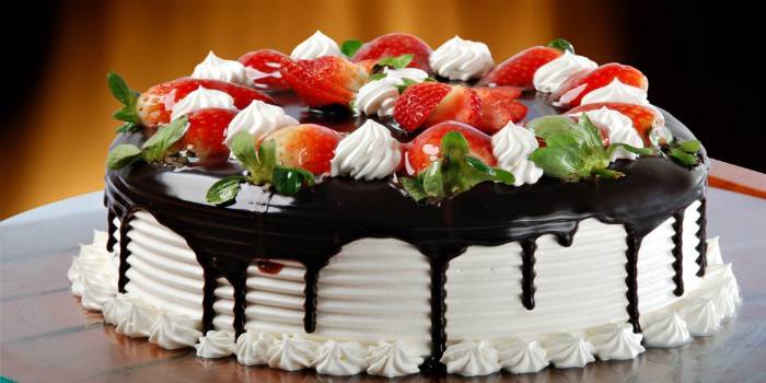 Pastel de chocolate y frutas decorado con lácteos