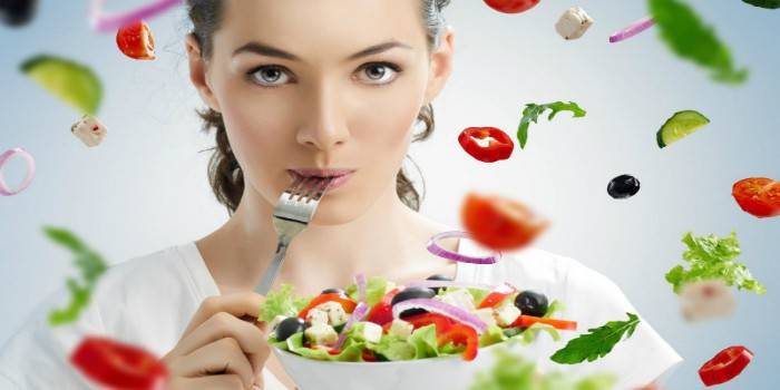 Fille avec une salade et une fourchette
