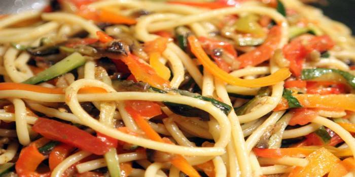 Sebzeli spagetti