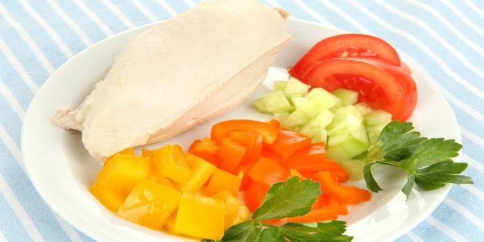 Poitrine de poulet bouillie avec des légumes