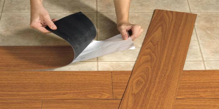 Posa di laminato vinilico laminato adesivo su piastrelle di ceramica