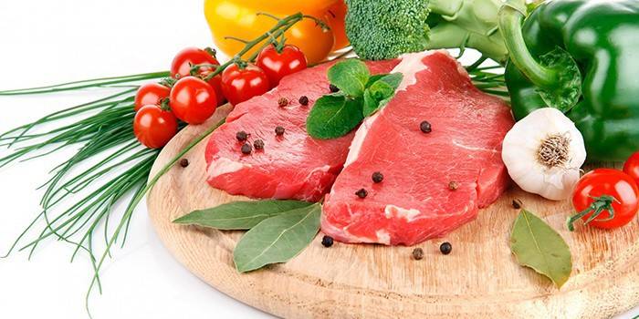 Месни пържоли и зеленчуци