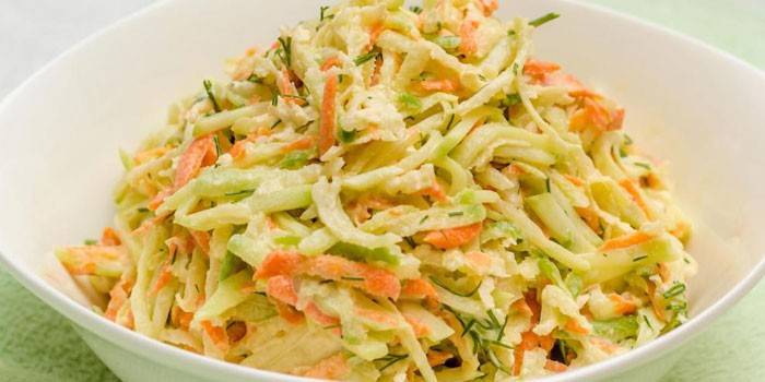 Insalata di carote e ravanelli in un piatto