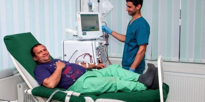 Bác sĩ tiến hành phẫu thuật cắt bỏ huyết tương cho một người đàn ông