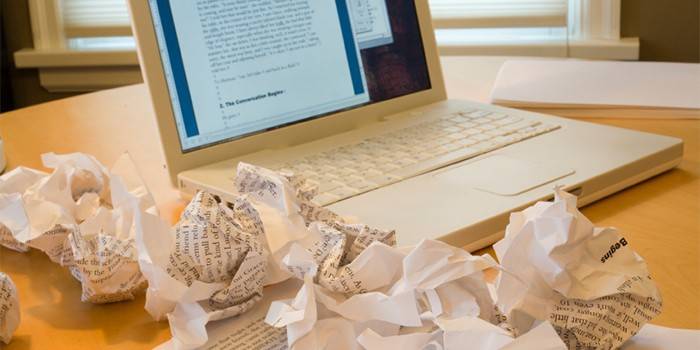 Feuilles froissées avec textes sur fond de cahier