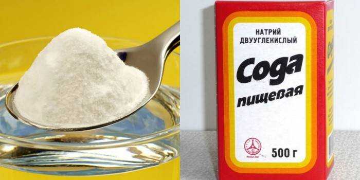Paciņa sodas, glāze ūdens un tējkarote sodas