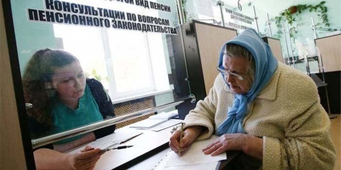 Pensionné remplit un document à la caisse de retraite