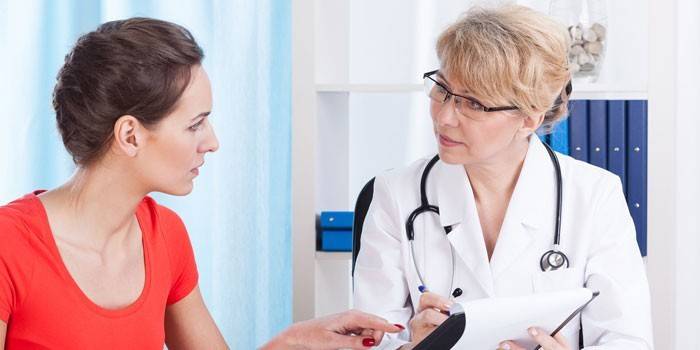 Chica en la cita del doctor