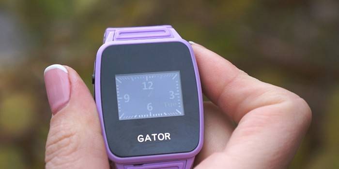 Gator lastenkello naisen kädessä