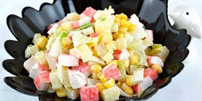 Con bastoncini di granchio e ananas