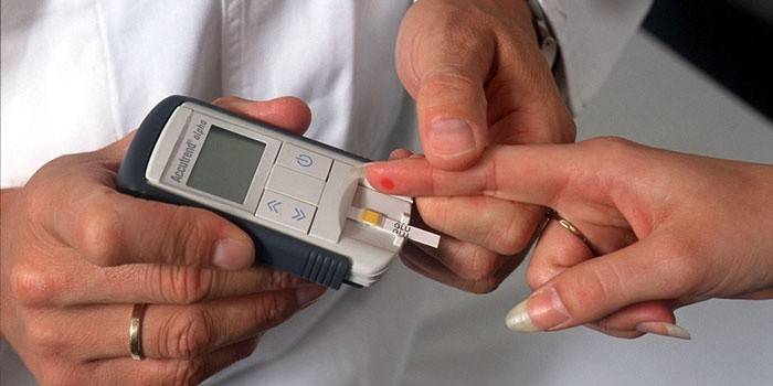 Medicele măsoară glicemia unui pacient cu un glucometru