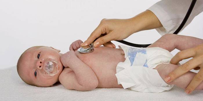 Medicul ascultă plămânii sugarului
