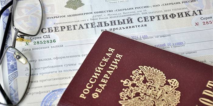 Потврда о штедњи, пасош и наочаре