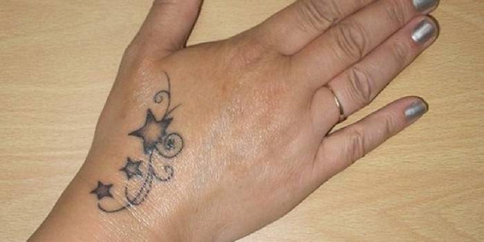 Ang tattoo sa isang babaeng brush