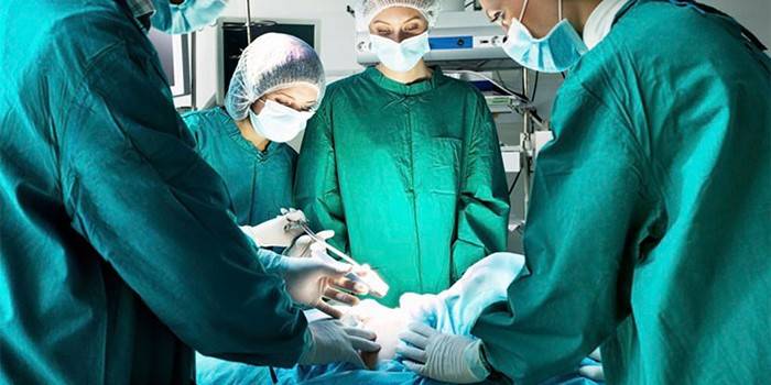 Squadra chirurgica su operazione